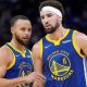 Stephen Curry avec son coéquipier Klay Thompson