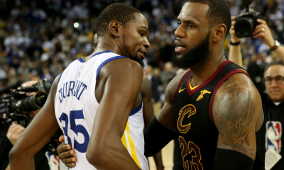 LeBron James et Kevin Durant à la fin d'un match des finales NBA en 2017