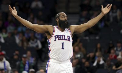 James Harden levant les bras sous les couleurs des 76ers