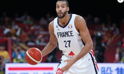 Rudy Gobert ballon en main sous les couleurs de l'équipe de France.