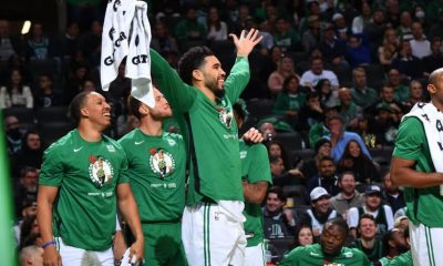 Jayson Tatum qui lève les bras lors d'un match des Celtics