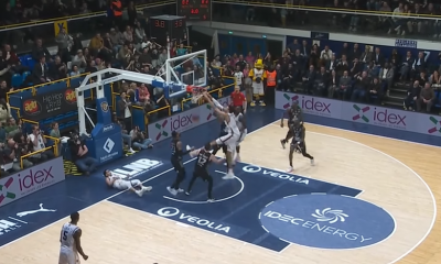 Victor Wembanyama auteur d'une énorme claquette dunk